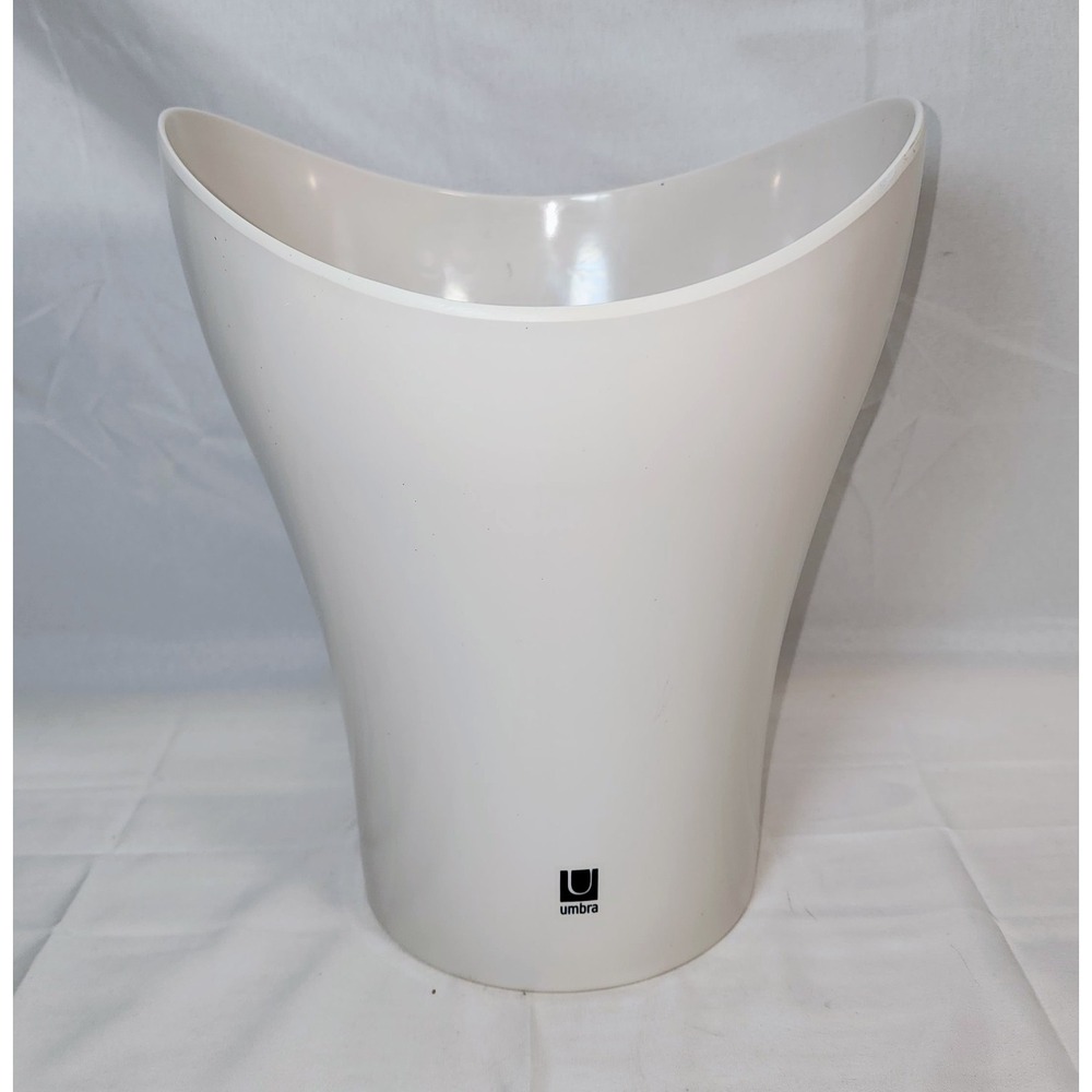 Umbra Garbino Karim Rashid Wastebasket Trash Can 2 1/2 Gal Matte White Egg Shell
